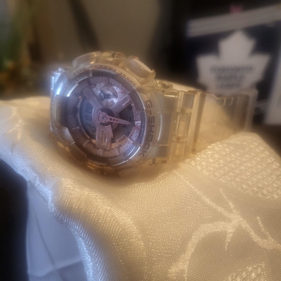 Woman's Gshock 44 mm watch - Picture 3 of 5